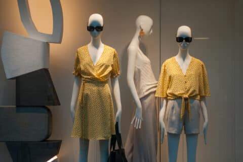 Store_mannequins_on_displays